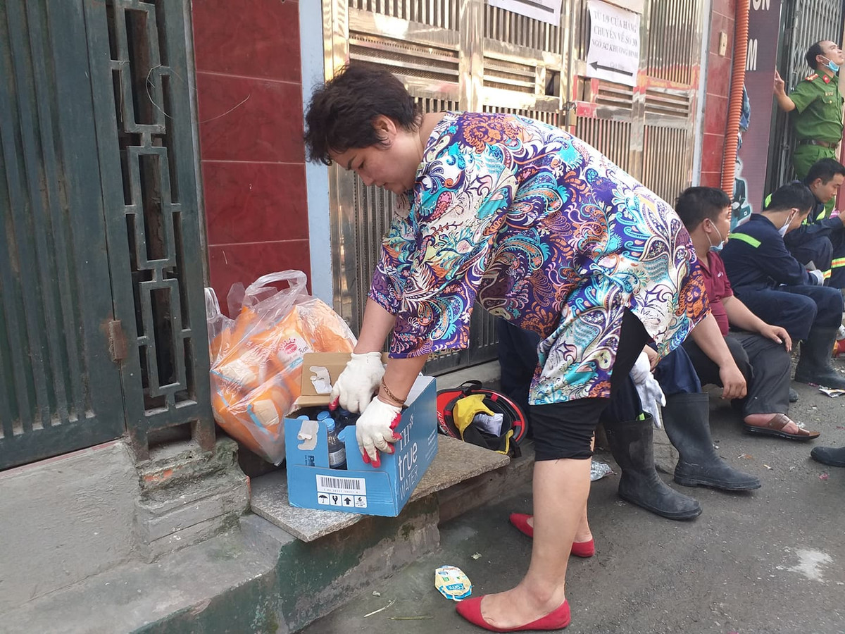 Bà Hà (SN 1967, trú tại số 190 phố Hạ Đình) đã ủng hộ đồ ăn, thức uống và nhiều vật dụng khác cho lực lượng chứng năng làm nhiệm vụ từ tối qua. Bà cho biết, điều đáng mừng trong vụ cháy nhà máy Rạng Đông là sự đoàn kết của cán bộ, chiến sỹ và quần chúng nhân dân.