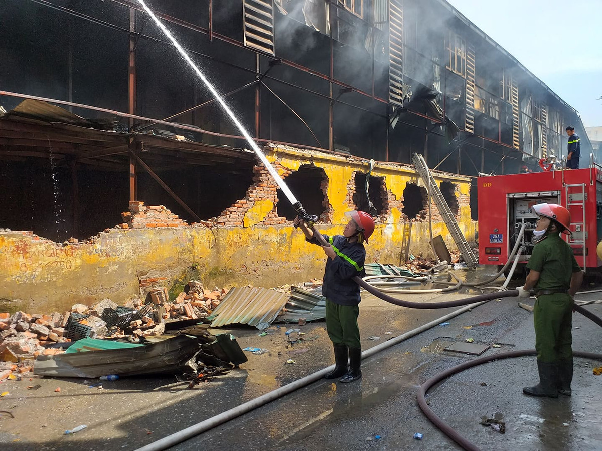 Hôm nay, công tác chữa cháy vẫn được lực lượng chức năng tiếp tục, dù đám cháy tại nhà máy Rạng Đông về cơ bản đã được khống chế vào lúc 22h10 tối qua.