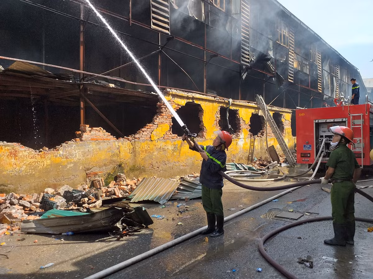 Hôm nay, công tác chữa cháy vẫn được lực lượng chức năng tiếp tục, dù đám cháy tại nhà máy Rạng Đông về cơ bản đã được khống chế vào lúc 22h10 tối qua.