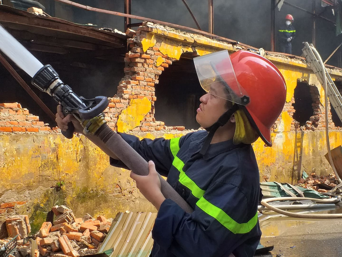 Hiện tại, nhiệt độ tại đám cháy vẫn đang rất cao.