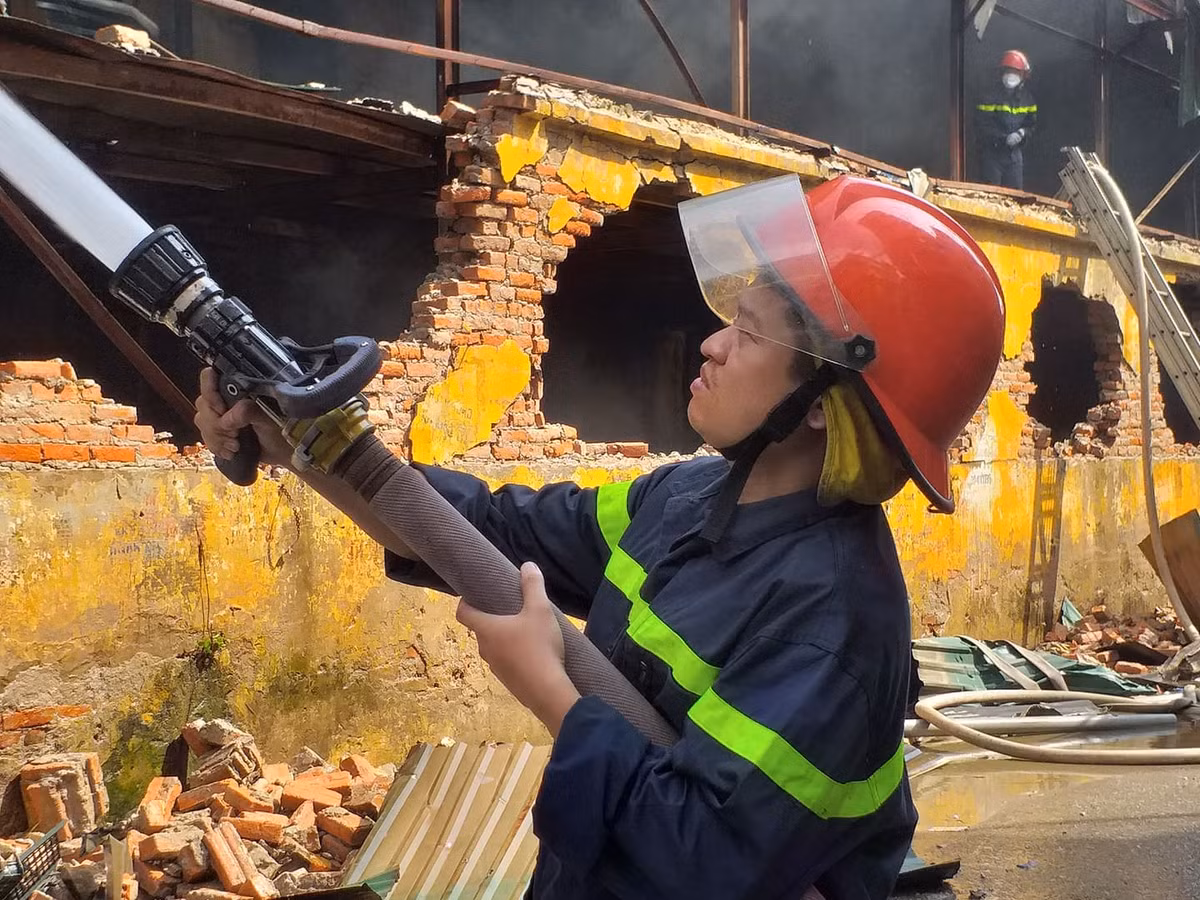 Hiện tại, nhiệt độ tại đám cháy vẫn đang rất cao.