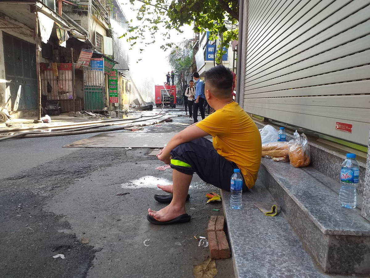 Một chiến sỹ PCCC đang nghỉ ngơi sau một đêm vất vả.