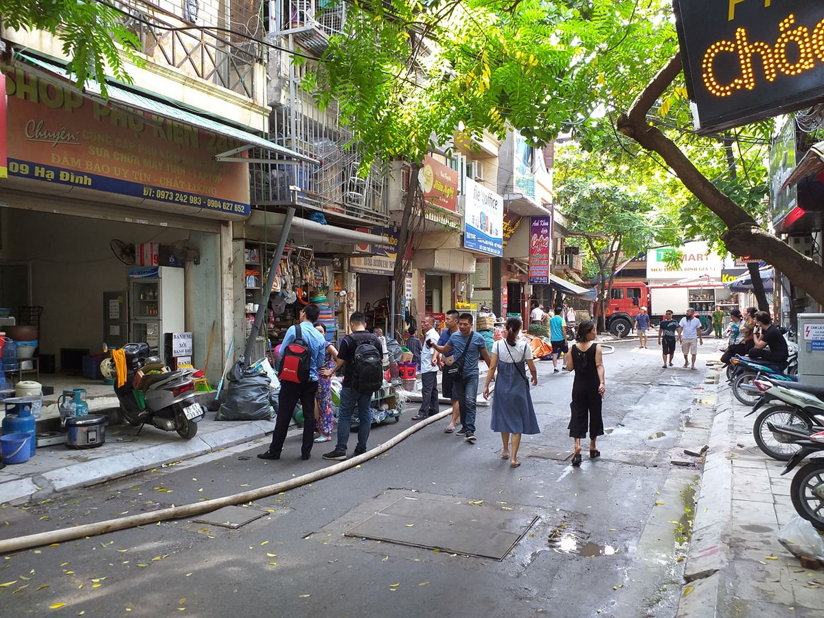 Vật dụng, tài sản gửi nhờ hàng xóm đã được người dân chuyển về nhà.