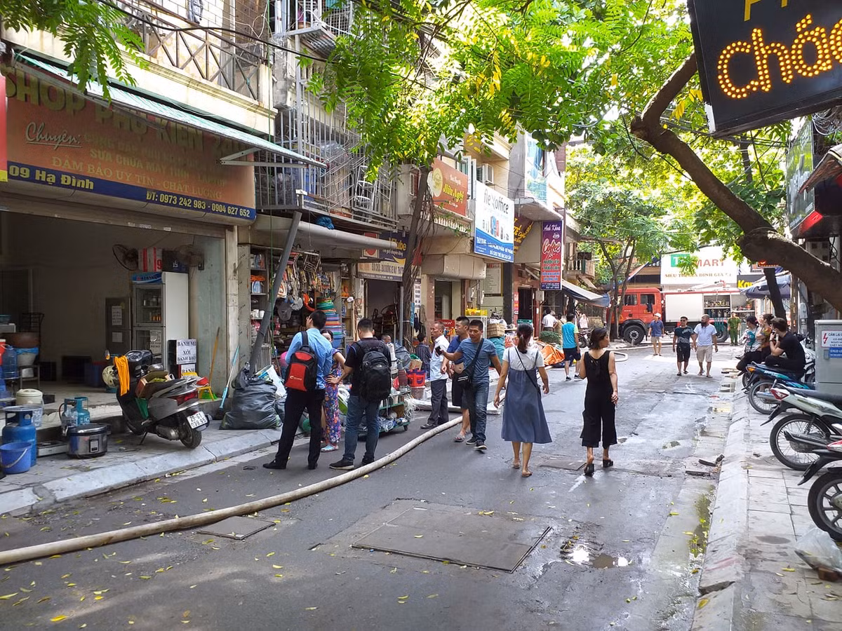 Vật dụng, tài sản gửi nhờ hàng xóm đã được người dân chuyển về nhà.