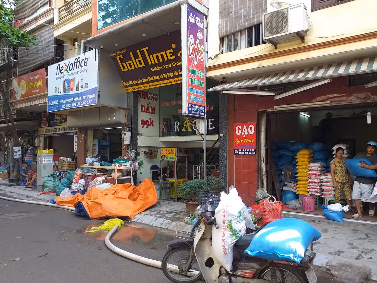 Trước đó, khi hỏa hoạn xảy ra vào lúc 18h ngày 28/8, lực lượng cứu hộ và quần chúng đã được huy động để di chuyển tài sản đối với 58 hộ dân với 213 nhân khẩu dọc tuyến phố Hạ Đình ra khỏi khu vực đám cháy nhà máy Rạng Đông.