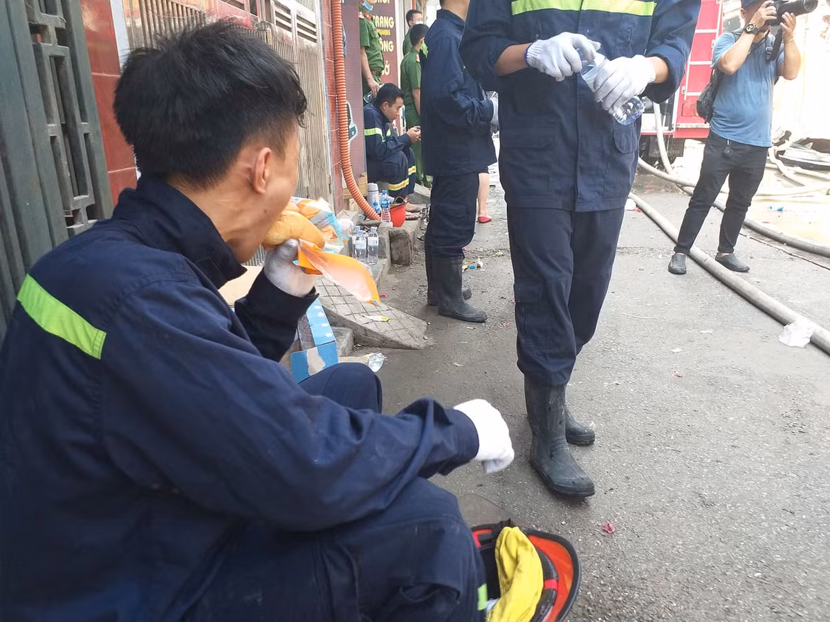 Một người lính đang ăn vội bánh mỳ trong ít phút nghỉ hiếm hoi.