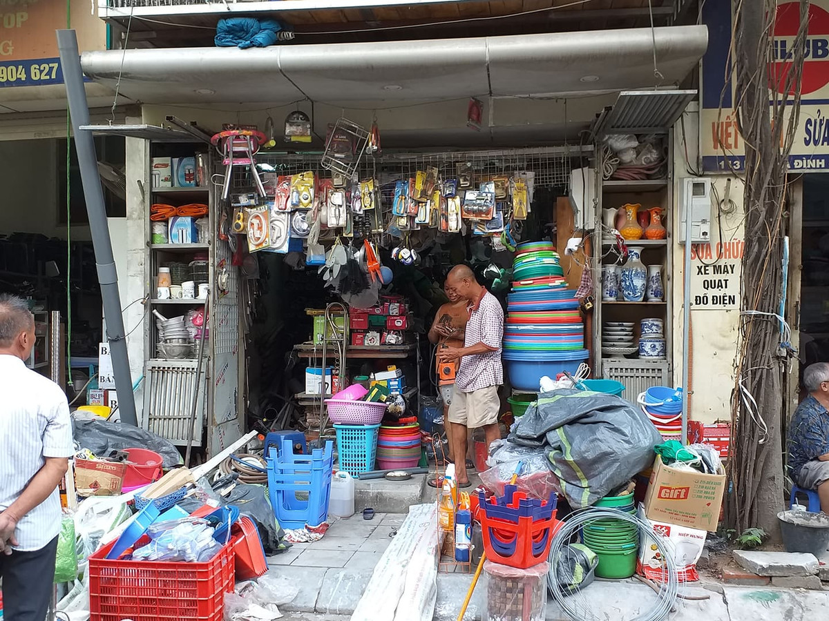 Cửa hàng kim khí số 111 Hạ Đình trở lại việc kinh doanh.