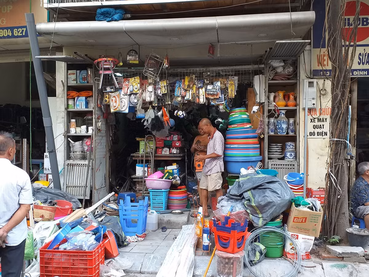 Cửa hàng kim khí số 111 Hạ Đình trở lại việc kinh doanh.