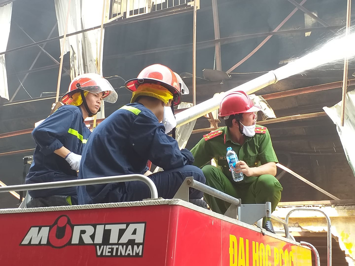 Lực lượng PCCC được sự hỗ trợ của công an khu vực đang tích cực xử lý đám cháy.