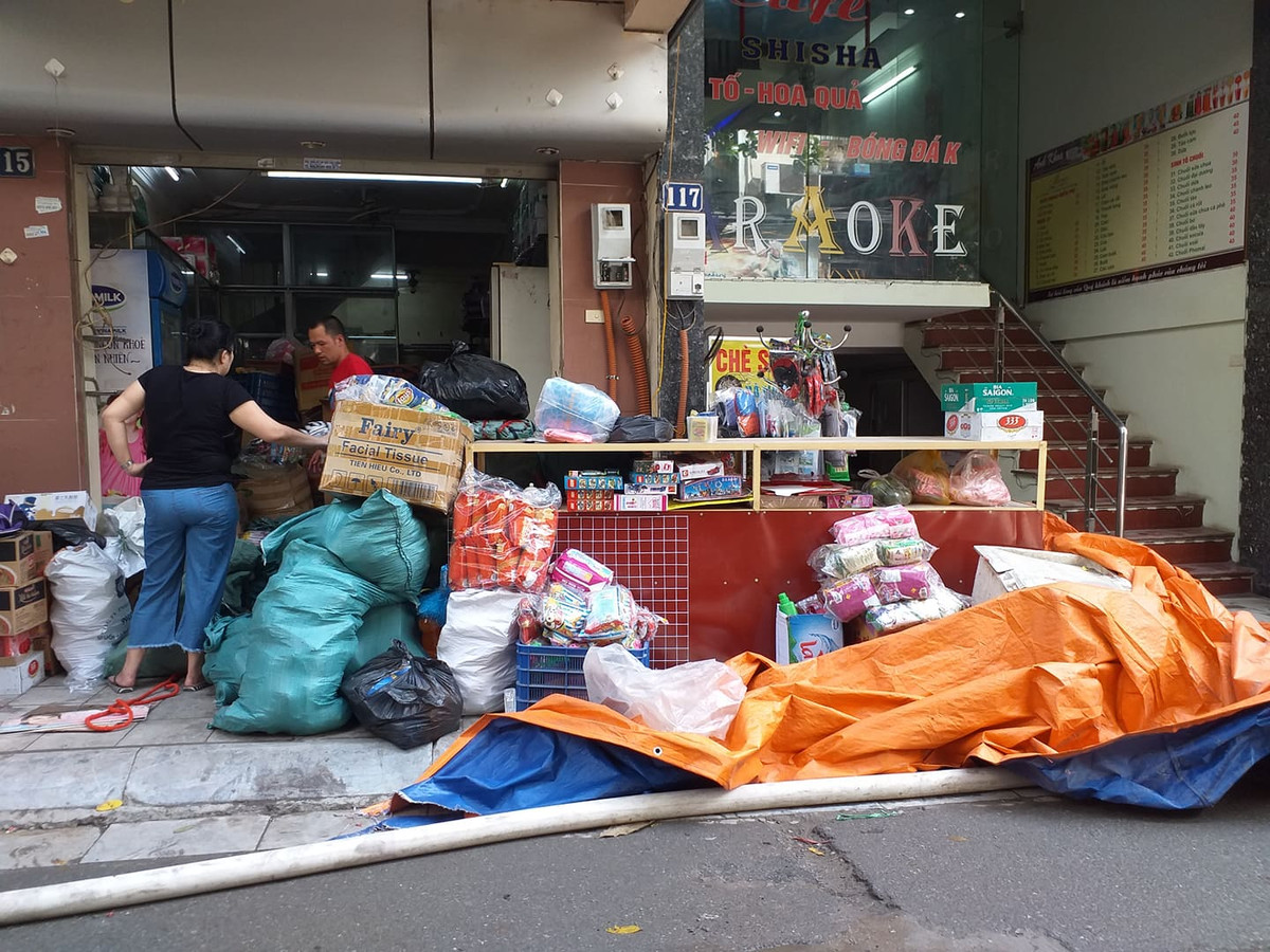 Tuy nhiên, với số lượng lớn đồ đạc, vật dụng, sản phẩm lớn nên người dân chỉ di chuyển được một phần.