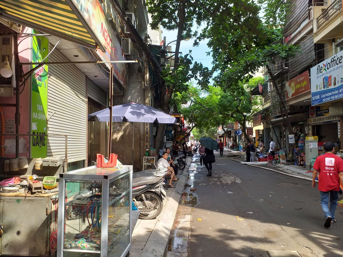 Đến sáng hôm nay, hầu như các hộ dân truyên tuyến phố Hạ Đình đều trở lại sinh hoạt bình thường.