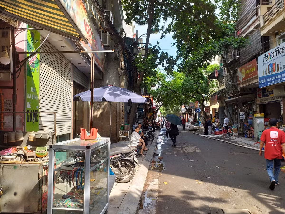 Đến sáng hôm nay, hầu như các hộ dân truyên tuyến phố Hạ Đình đều trở lại sinh hoạt bình thường.
