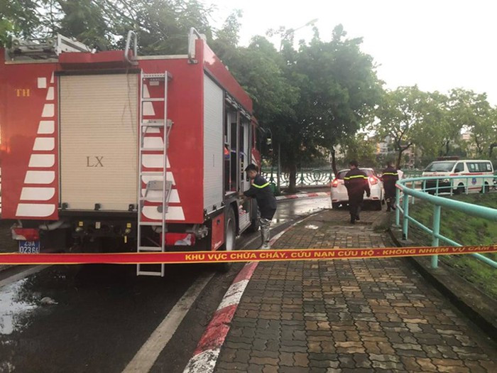 Khoảng 17h50 ngày 29/8, ở Hà Nội xảy ra cơn mưa lớn kèm theo gió giật mạnh do ảnh hưởng bão số 4, làm đổ cây cổ thụ chắn ngang đường ven hồ Tây, thuộc địa bàn phường Quảng An, quận Tây Hồ.