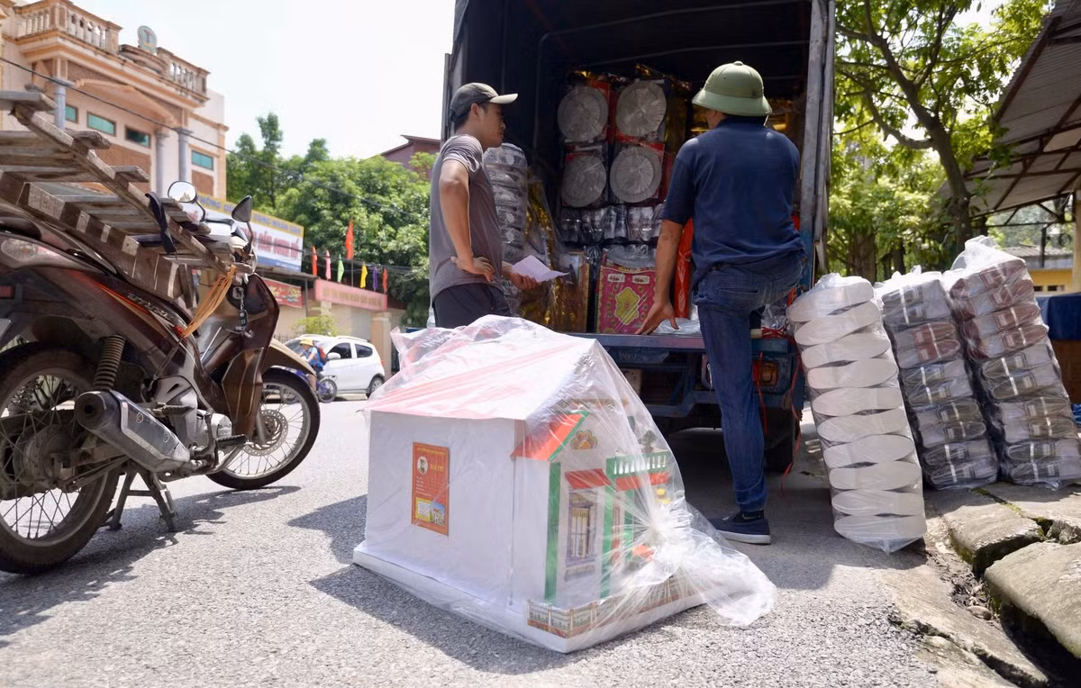 Từ đầu tháng 7 âm lịch, mỗi ngày có hàng trăm xe tải nối đuôi nhau vào làngSong Hồ(huyện Thuận Thành, Bắc Ninh) để nhập hàng vàng mã. Không chỉ nổi tiếng với tranh dân gian Đông Hồ, xã Song Hồ còn được biết tới là thủ phủ sản xuất vàng mã lớn nhất miền Bắc.