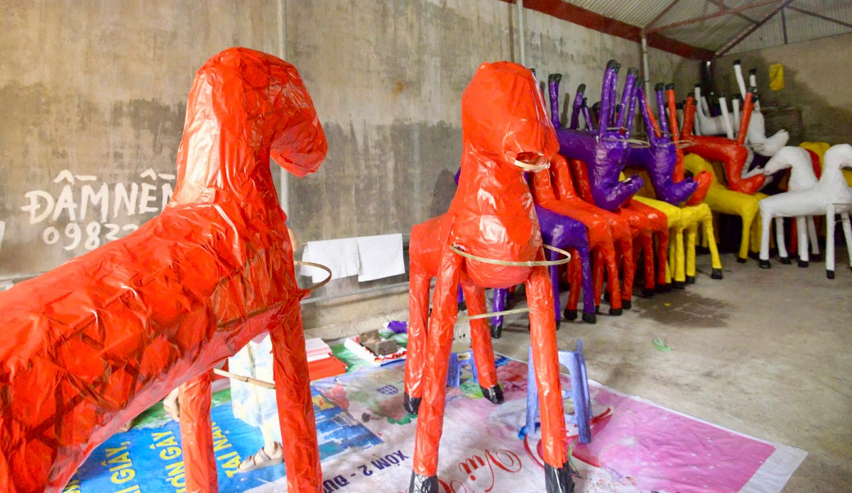 "Những năm gần đây, nhà nước và các cơ sở thờ tự kêu gọi người dân hạn chế đốt vàng mã để bảo vệ môi trường và tránh lãng phí tiền bạc nên chúng tôi chỉ sản xuất cầm chừng, các lô hàng lớn chủ yếu vào dịp Tết Nguyên đán vàRằmtháng 7", một chủ cơ sởsản xuất tên Thanh chia sẻ.