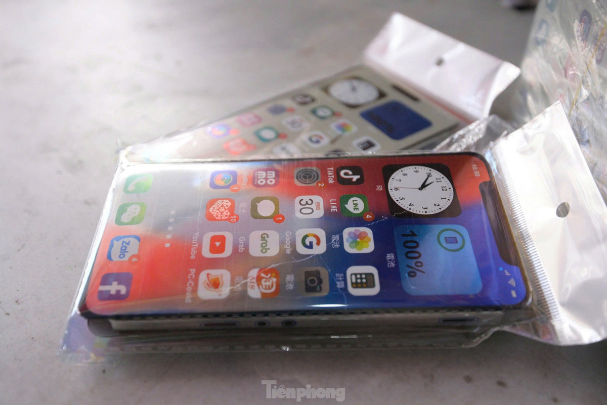 Những căn biệt thự, sản phẩm công nghệ luôn đắt hàng, giá từ vài chục nghìn tới vài triệuđồng tùy kích cỡ và số lượng.