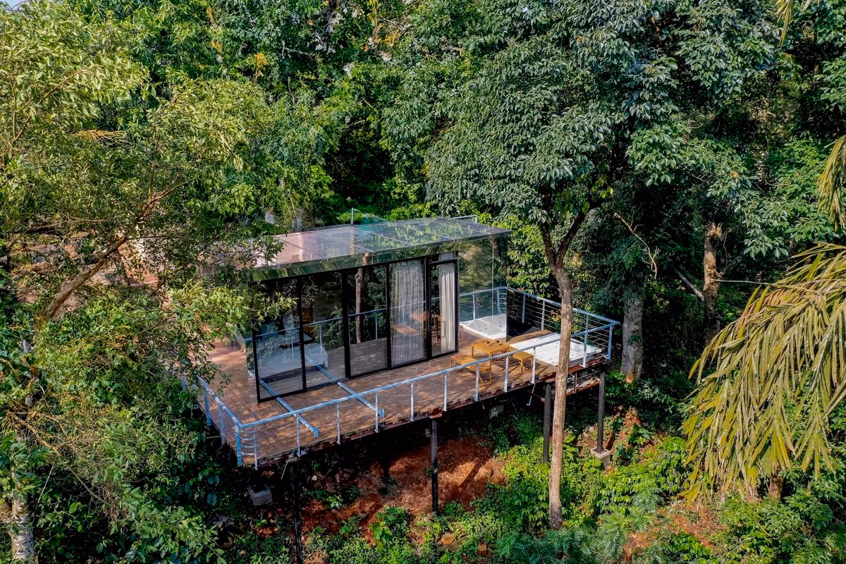 Ngoi nha kinh doc la giua nui rung