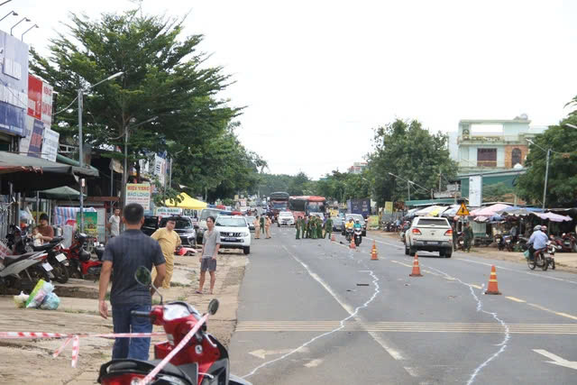 Khởi tố tài xế xe đầu kéo tông 5 nhà dân làm 3 người chết - Hình 2 Khoi to tai xe xe dau keo tong 5 nha dan lam 3 nguoi chet-Hinh-2