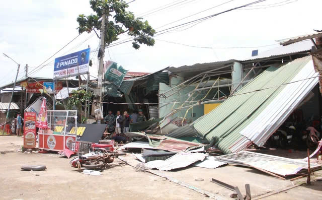 Khởi tố tài xế xe đầu kéo tông 5 nhà dân làm 3 người chết Khoi to tai xe xe dau keo tong 5 nha dan lam 3 nguoi chet