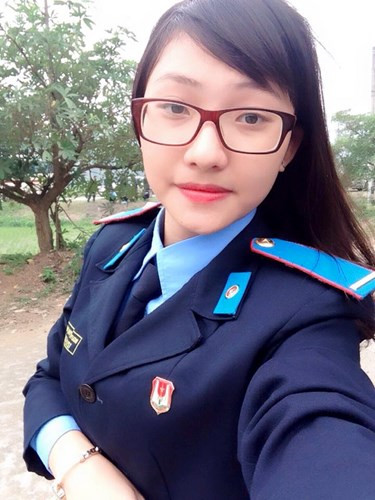 Minh Hiếu hiện đang theo học chuyên ngành Tư pháp hình sự, Học viện Cảnh sát Nhân dân. Dù "nổi tiếng" và được nhiều dân mạng biết đến chỉ sau một đêm, nhưng cô bạn quê Bắc Giang khẳng định ngay: "Mình không phải là hot girl!".