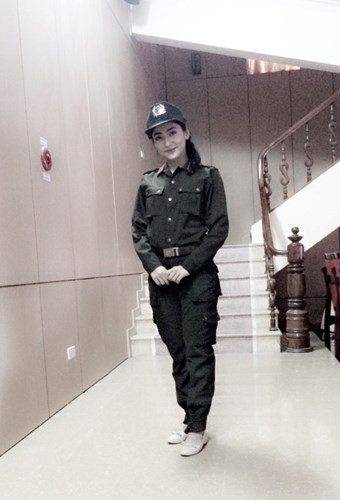 Khánh Ly đến từ Lạng Sơn, hiện là sinh viên năm hai trường Trung cấp Cảnh sát vũ trang - T45. Tình cờ được dân mạng biết đến, nữ sinh cảnh sát 9X cảm thấy bất ngờ nhưng cũng phiền lòng vì phải chịu không ít phiền phức.