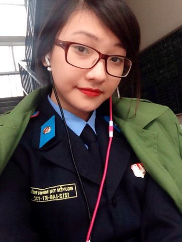 Với sức lan tỏa mạnh mẽ của mạng xã hội, Nguyễn Minh Hiếu cùng hình ảnh của một nữ sinh Học viện Cảnh sát được chia sẻ trên diễn đàn Beat cũng "nổi tiếng" chỉ sau một đêm. Cô nữ sinh cảnh sát xinh đẹp mặc bộ đồng phục ngành, chụp ảnh "tự sướng" với khuôn mặt đáng yêu gây ấn tượng mạnh với dân mạng Việt.