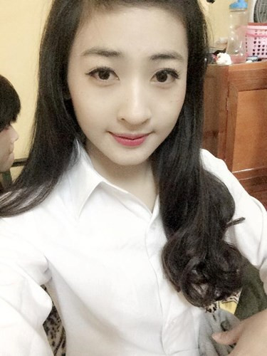 Ngoài đời, Khánh Ly tự nhận mình là một cô gái mạnh mẽ và cá tính. Có được điều này là nhờ quá trình rèn luyện trong ngành cảnh sát suốt hơn 2 năm qua.