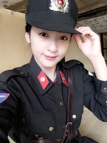 Hồi tháng 4 vừa qua, Nguyễn Khánh Ly, sinh năm 1995 bất ngờ trở thành nữ sinh cảnh sát xinh đẹp được dân mạng Việt quan tâm, tìm kiếm. Hình ảnh của Khánh Ly xuất hiện lần đầu trên một fanpage rất nổi tiếng và nhanh chóng thu hút sự quan tâm của các bạn trẻ.