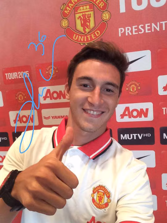 Matteo Darmian là một trong 4 bản hợp đồng mới nhất của Quỷ đỏ trong mùa chuyển nhượng năm nay. Cầu thủ người Italy sinh năm 1989 chuyển đến từ CLB Torino và một trong những cái tên được rất nhiều fan MU đặt kỳ vọng trong mùa giải mới. Từ khi còn chơi bóng ở Seria A, Darmian đã nổi tiếng là một tài năng trẻ, một hậu vệ cánh chất lượng và một cầu thủ đẹp trai luôn dễ hớp hồn nhiều fan nữ.