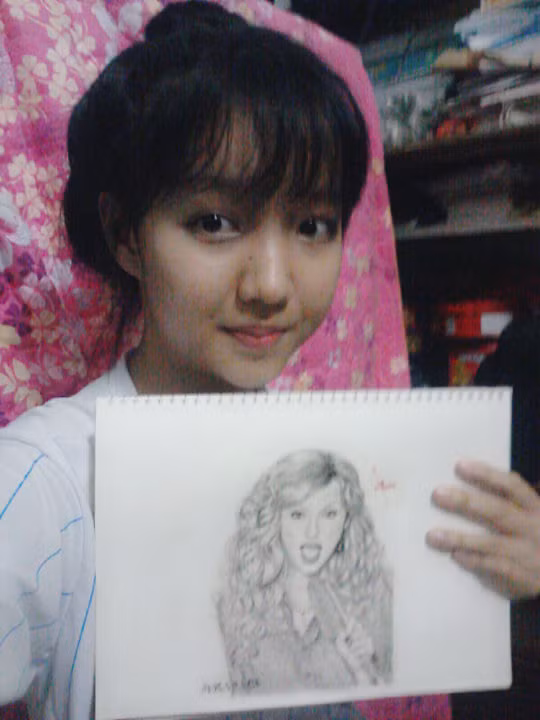 Cô bạn fan Việt vẽ tranh tặng sao MU Darmian sở hữu tài khoản “Vy To Manucian”. Sau khi được Darmian cám ơn, Vy cũng trở thành nhân vật được nhiều fanpage Manchester United và các bạn trẻ ở nhiều quốc gia biết đến, gửi tin nhắn, bình luận khen ngợi.