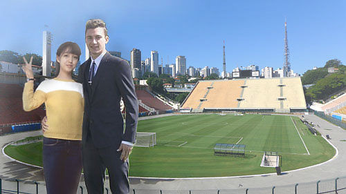 Quá “cuồng” Darmian, Vy thậm chí còn ghép một số bức của mình với cầu thủ sao MU. Cô nàng ghép cảnh hai người đang hẹn hò cùng nhau ở quán café hoặc cùng đứng bên một sân vận động trong đó nét bảnh trai của chàng cầu thủ người Italy được tôn lên nổi bật nhất.