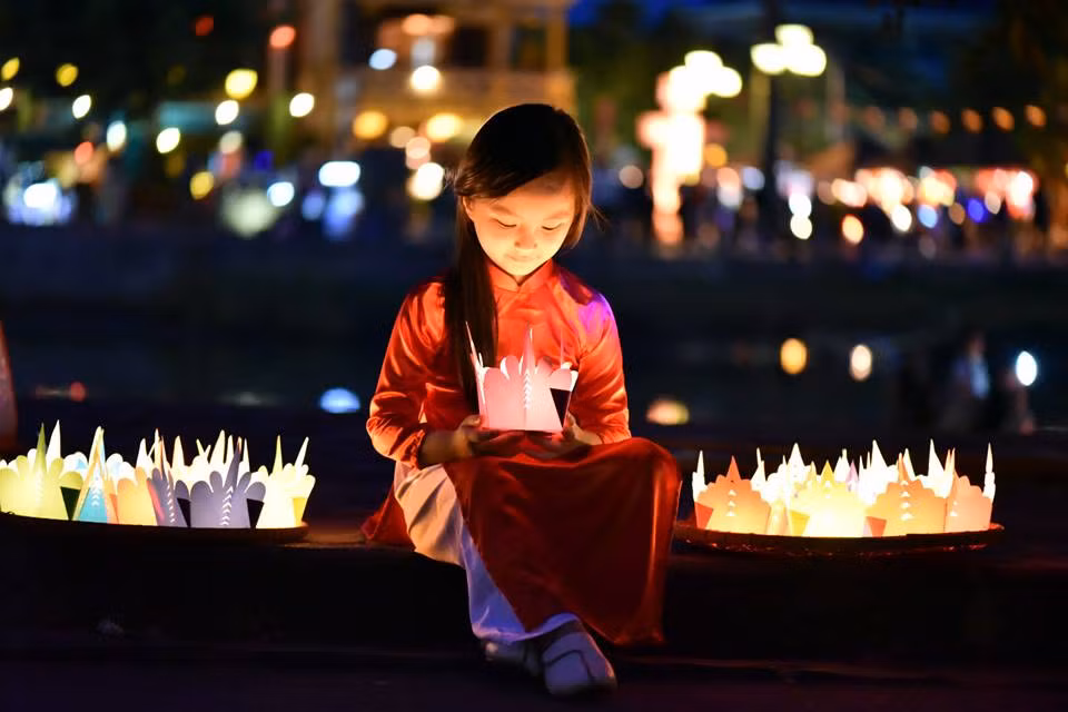 Bé gái có nickname Ca May từng xuất hiện trong một vài bộ ảnh khác do chính bố chụp, gây sốt trên nhiều diễn đàn nhiếp ảnh và được ví von như một “Thiên thần nhí Đà Nẵng”.