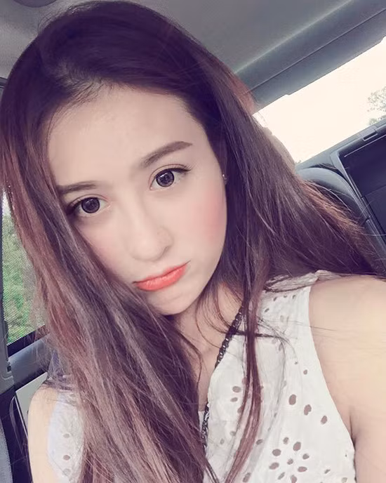 Kiểu trang điểm này cũng được các hot girl Việt ưa chuộng. Gần đây những cô nàng như Mie, Á Hân, Quỳnh Anh Shyn… cũng hay có rất nhiều bức ảnh “tự sướng” dễ thương với hai má ửng hồng như người say rượu.
