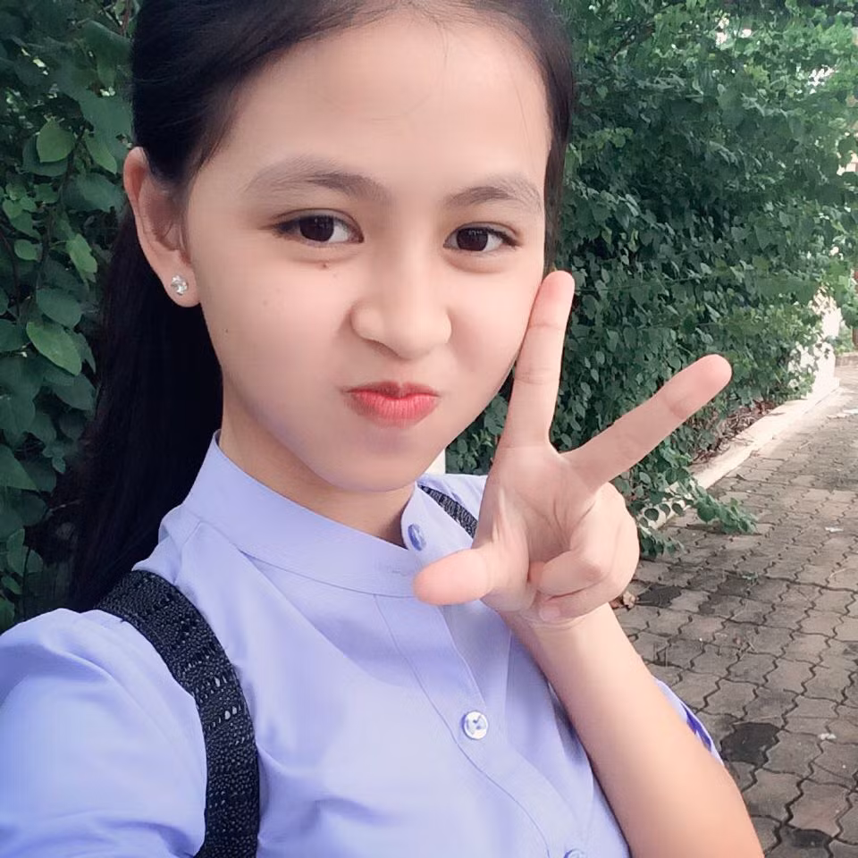 Thậm chí, Mỹ Ngân còn tự nhân sự thân thiện, hòa đồng mới chính là điểm mạnh nhất của cô nàng. Mỹ Ngân hay cười, sẵn sàng trò chuyện, chia sẻ với người khác và thích mang đến những niềm vui cho bạn bè, người thân.