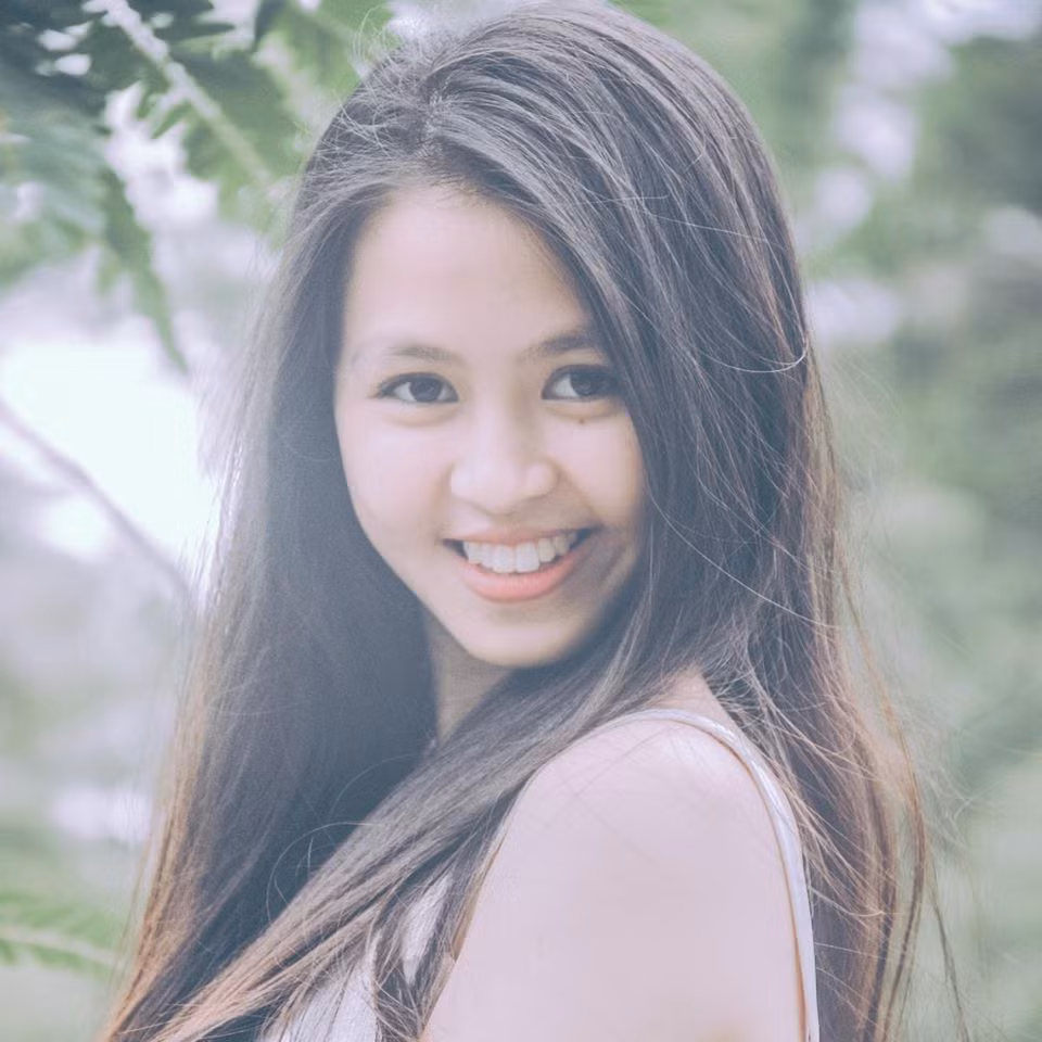 Nguyễn Thị Mỹ Ngân, sinh năm 1996, đang là sinh viên năm hai khoa Đông phương học trường Khoa học Xã hội và Nhân văn TP HCM. 19 tuổi, sở hữu nhan sắc ấn tượng, khuôn mặt dễ thương, ăn ảnh… Mỹ Ngân được phong là Hoa khôi trường Nhân văn và từng giành nhiều giải thưởng cho nữ sinh khác.