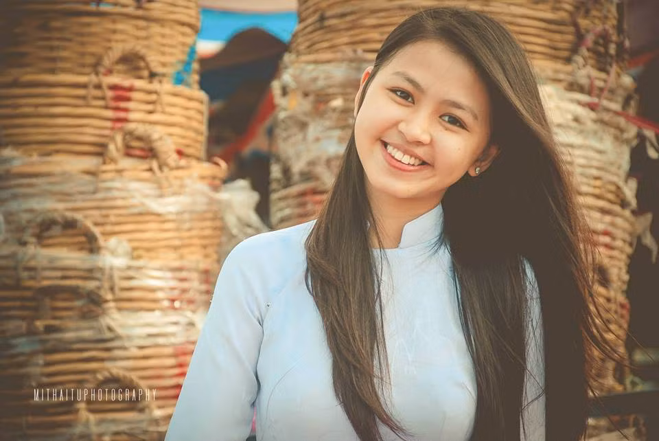 Không chỉ là một nữ sinh xinh đẹp, có thành tích học tập tốt, Mỹ Ngân còn làm rất tốt công việc của một người mẫu. Với lợi thế ngoại hình, khuôn mặt ăn ảnh, Mỹ Ngân thường xuyên xuất hiện trong các trang thời trang của nhiều tờ báo, tạp chí dành cho teen, giới trẻ.