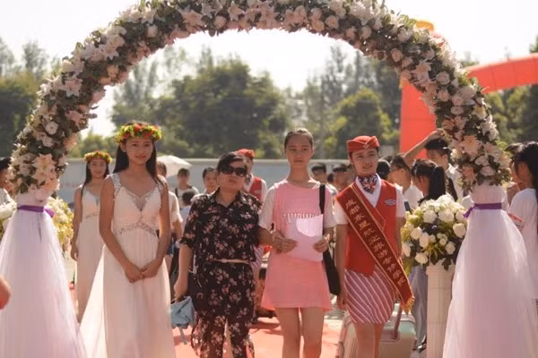 Theo Sina, Học viện Hàng không Đông Tinh, ở Tứ Xuyên, Trung Quốc vừa tổ chức một buổi lễ chào đón tân sinh viên “có một không hai”, cực hoành tráng và màu mè khiến sinh viên ở khắp mọi nơi phải trầm trồ, kinh ngạc.