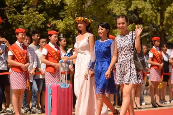 Việc các vị phụ huynh được bước đi trên thảm đỏ cũng là một cách khen ngợi tượng trưng. Vì họ đã tốn rất nhiều công sức để nuôi nấng, dạy dỗ và chăm sóc các tân sinh viên để họ có được ngày hôm nay, nên họ cũng xứng đáng được tôn vinh và khen ngợi.