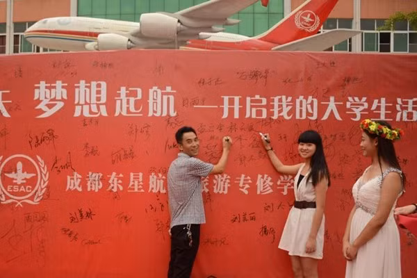 Nhiều dân mạng, sinh viên cho rằng cách chào đón trên của Học viện Hàng không Đông Tinh chẳng khác nào những màn tiếp đón các siêu sao điện ảnh, người nổi tiếng tại các liên hoan phim, sự kiện đình đám.