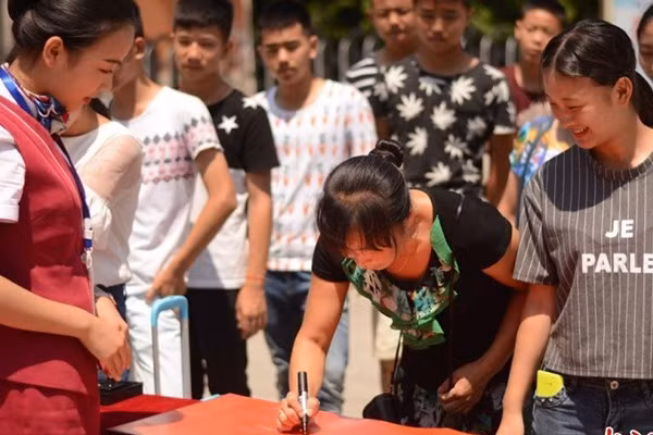 Tuy nhiên, các cựu sinh viên của Học viện Hàng không Đông Tinh và một số giảng viên cũng đã lên tiếng. Họ cho rằng đây là một hình thức động viên cần thiết với các tân sinh viên bởi Học viện của họ vốn nổi tiếng là có môi trường học tập rất kỷ luật và nghiêm khắc.