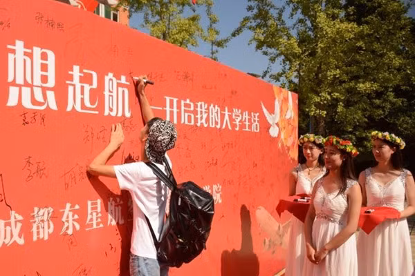 Ngoài ra những nghi lễ trên còn bị cho là quá rườm rà và không cần thiết. Ngoài việc gây tốn kém ra thì nó còn khiến các tân sinh viên ảo tưởng về những thành công ban đầu của mình, khi vừa thi đỗ vào một trường có điểm số khá cao. 