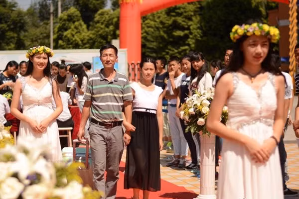 Đi hết thảm đỏ, phụ huynh và sinh viên sẽ được ký tên lên một tấm bảng đỏ. Đây được xem là một nghi lễ trang trọng trước khi các sinh viên chính thức bước vào học viện. Cách chào đón và những nghi lễ này gây nên nhiều ồn ào trên mạng xã hội Trung Quốc suốt vài ngày qua.