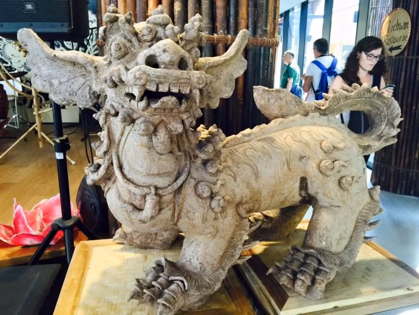 "Con vật này xuất xứ từ đâu? Ý nghĩa là gì? Không ai biết vì không một lời giải thích đi kèm. Chỉ trưng bày chơi vậy thôi!", bà Oanh thắc mắc khi nhìn thấy một tượng con vật lạ xuất hiện trong Ngôi nhà Việt Nam tại Expo 2015.