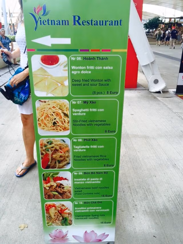 Stephen Nguyen - một người bạn trên Facebook của bà Oanh cũng bày tỏ sự bức xúc tương tự: "Tôi cũng đã từng đi dự Food Expo ở Sydney năm nào. Nghèo nàn và nhếch nhác lắm! Xem ra đối với họ nó chỉ là một chuyến đi chơi. Expo chỉ qua quít lấy lệ".