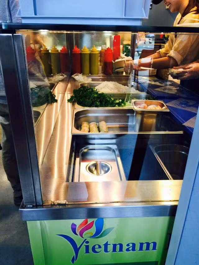 Bà Oanh cho biết đã cùng gia đình quyết định bỏ ngày cuối cùng ở Italy, ý định ban đầu đến thăm Venice để ghé hội chợ Expo 2015 tại Milan khi vô tình thấy lá cờ Tổ quốc Việt Nam xuất hiện tại đây. Tuy nhiên khi ghé thăm Ngôi nhà Việt Nam ở hội chợ, bà Oanh cho biết đã cảm thấy rất xấu hổ khi nhìn thấy sự sơ sài, "thiếu thốn" ở đó.