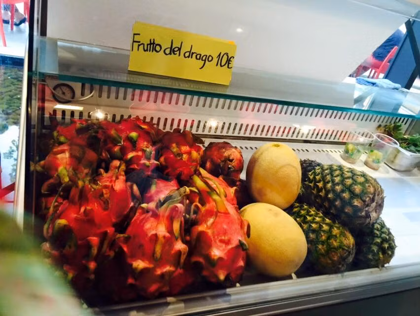 Đến hội chợ có chủ đề thực phẩm, nhưng gian hàng giới thiệu trái cây của Việt Nam lại chỉ có "lèo tèo vài thứ quả xấu xí", không tạo ra được sự ấn tượng, không nêu ra được những nét đặc trưng của trái cây từng vùng miền. Nền ẩm thực phong phú của Việt Nam thì lại chỉ được phản ánh qua một chiếc tủ kính, xe hàng nhỏ xíu với toàn những suất ăn công nghiệp, chẳng hơn một quầy cơm bình dân là mấy.