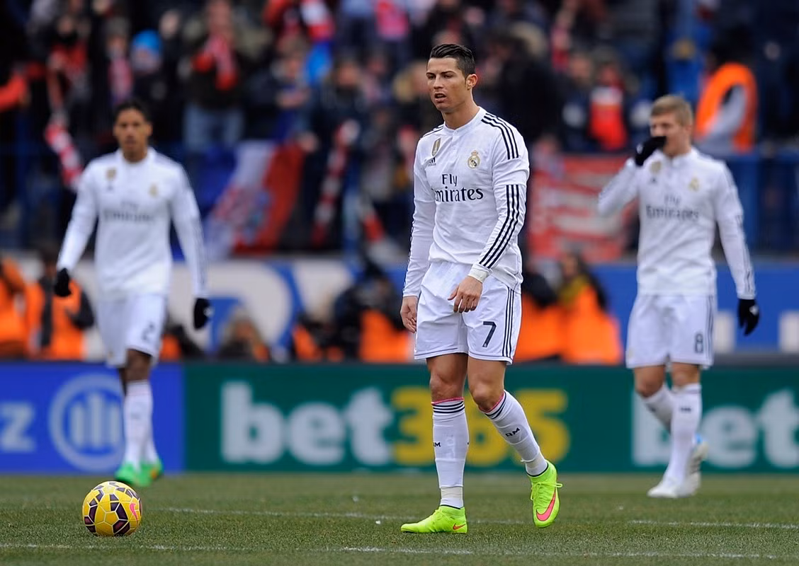 Cấm thi đấu. Sau trận thua Atletico Madrid 0-4, nếu Ronaldo quyết định hủy luôn bữa tiệc sinh nhật dự định sau đó thì có lẽ mọi chuyện không có gì xảy ra. Nhưng hình ảnh siêu sao người Bồ vẫn quyết định "đập phá" linh đình trong hộp đêm với khách mời là ca sĩ Kevin Roldan cùng 3 đồng đội James Rodriguez, Khedira và Modric đã làm CĐV Real Madrid nổi điên và chỉ trích thậm tệ. Nhằm xoa dịu tình hình, BLĐ Real Madrid đã phải hành động. 