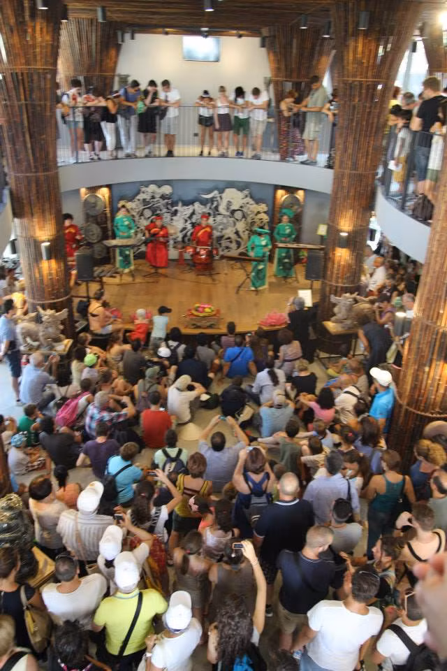 ... Chưa từng thấy một vị khách nào nói điều không tốt về nhà triển lãm, họ ngưỡng mộ khi thấy kiến trúc, chú ý tìm hiểu về lịch sử các đồ trưng bày, xúc động khi ngồi gần một tiếng để xem những tiết mục nghệ thuật dân tộc và đồ ăn Việt Nam là một trong những thứ họ trông đợi nhất...". Ảnh: FBNV.