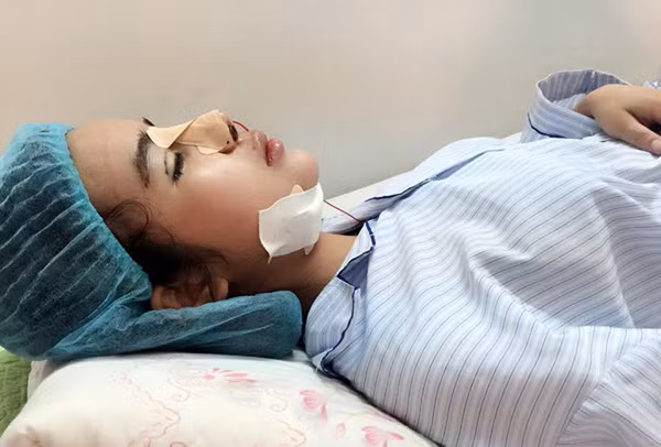 Trong lần phẫu thuật thẩm mỹ “cứu” khuôn mặt của mình, Mai Anh quyết định xem xét, chọn lựa kỹ càng cơ sở nơi tiến hành phẫu thuật. Rút ra bài học, kinh nghiệm từ lần làm đẹp nóng vội trước đây, lần này Mai Anh quyết định tìm đến một bệnh viện thực sự uy tín.