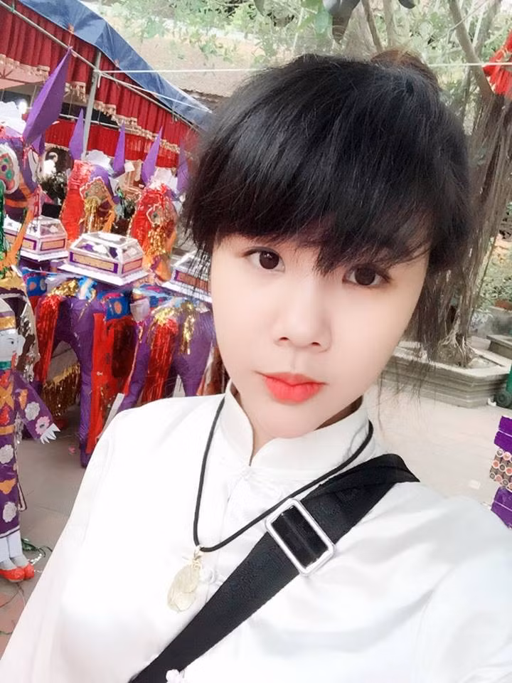 Từng mong muốn có một khuôn mặt thon gọn, một đường cằm chuẩn V-line mà khoảng 1 năm trước, Mai Anh đã nóng vội đi tiêm chất độn cằm (tiêm filler), nhưng không may đã bị lừa tiêm thêm silicon vào mặt do chọn cơ sở làm đẹp không uy tín. Vốn có khuôn mặt đã khá xinh đẹp, nhưng vì ước mơ sở hữu sự thanh thoát, đạt chuẩn mà sau đó Mai Anh đã phải chịu đựng nhiều đau đớn, khổ sở.